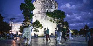 Χορεύοντας το βράδυ μπροστά στο Λευκό Πύργο
