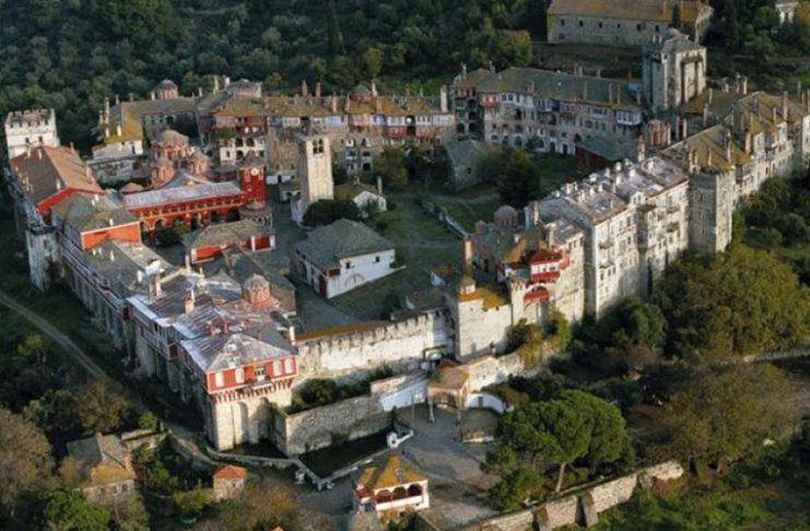 Γνωστός σταρ του Χόλιγουντ χάρισε το βραβείο ΕΜΜΥ στη μονή Βατοπαιδίου