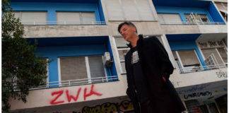 Ο Φοίβος Δεληβοριάς επιστρέφει και πάλι με τραγούδια του πεζοδρομίουbiscotto members