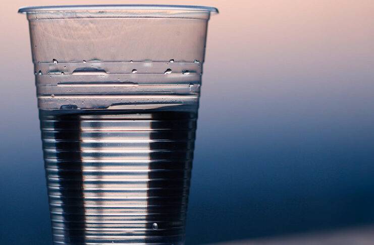 Τέλος στη δωρεάν διάθεση των πλαστικών ποτηριών και δοχείων φαγητού
