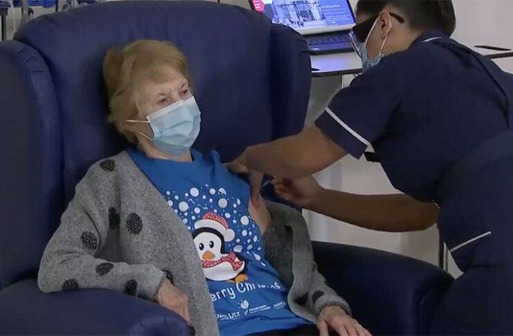 Βρετανία: Η 90χρονη Μάργκαρετ Κίναν εμβολιάστηκε πρώτη κατά του κορωνοϊού