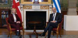 Γκάφα από τη Βρετανίδα ΥΠΕΞ – Μπέρδεψε τον Νίκο Δένδια με τον Νίκο Βέρτη