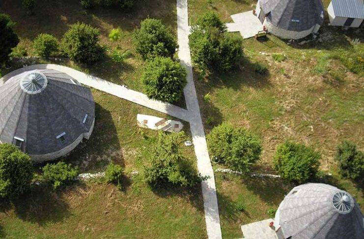 Theasis Igloo: Κατοικίες χτισμένες στη μέση μιας ειδυλλιακής κοιλάδας με έλατα