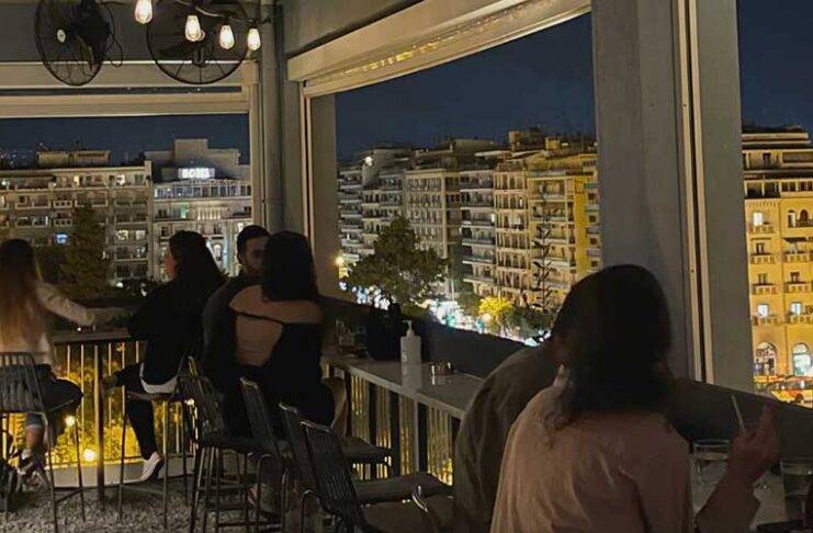 Πίνοντας cocktail με θέα μία από τις πιο ζωντανές πλατείες της πόλης