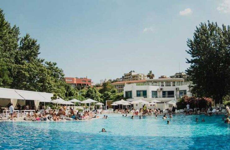Η πιο δροσερή πισίνα της πόλης ανοίγει τις πόρτες της για τη νέα σεζόν