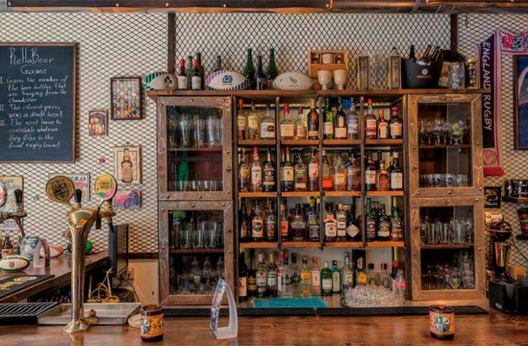 Η pub της Βαλαωρίτου με τον φιλικό ιδιοκτήτη, που είναι αφιερωμένη στο rugby και το ice hockey
