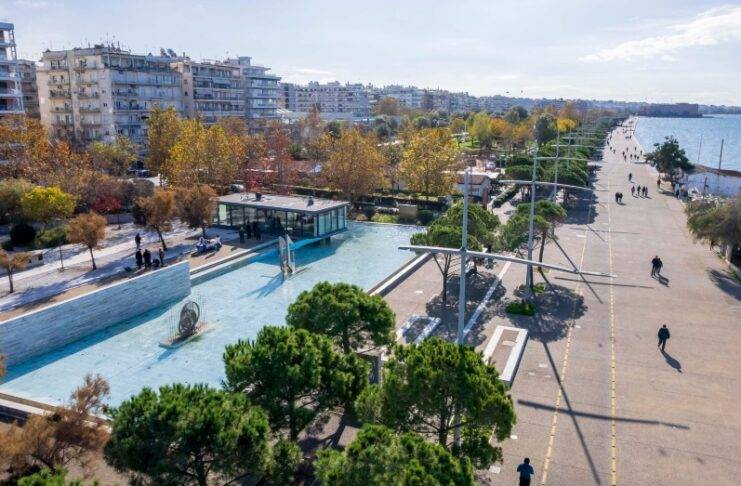 Χριστουγεννιάτικη γιορτή με τον Αϊ-Βασίλη στη νέα Γυάλινη Βιβλιοθήκη στη Νέα Παραλία
