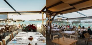 Καθήσαμε στην παραθαλάσσια βεράντα του για φρέσκο ψάρι, θαλασσινά και χάζι τα αγκυροβολημένα σκάφη