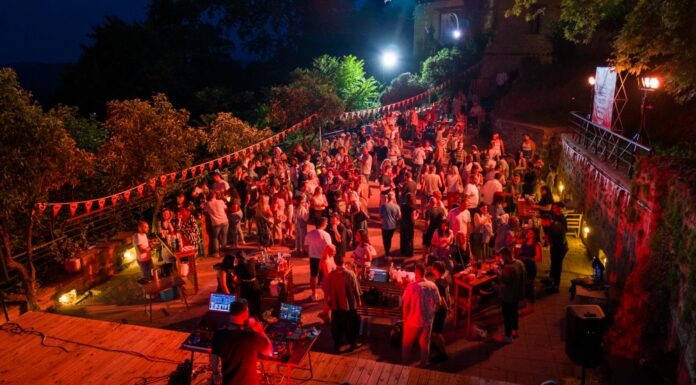 Edessa Cherry Festival 2026: Το απόλυτο καλοκαιρινό party με εκρηκτικά cocktails, δυνατά DJ sets και κορυφαίο Stand-Up Comedy