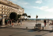 Η Θεσσαλονίκη χορεύει για το Γκίνες στην Αριστοτέλους: Εκατοντάδες άτομα σε ένα γιγαντιαίο ζεϊμπέκικο