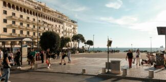 Η Θεσσαλονίκη χορεύει για το Γκίνες στην Αριστοτέλους: Εκατοντάδες άτομα σε ένα γιγαντιαίο ζεϊμπέκικο