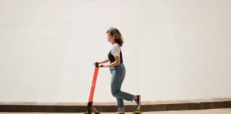 Νέο πλαίσιο για ηλεκτρικά πατίνια από σήμερα: Απαγόρευση για ανηλίκους κάτω των 17 ετών και υποχρεωτική ασφάλιση