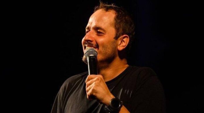 Ο Τσούβι επιστρέφει με εξωγήινο Stand up comedy, επίκαιρο όσο ποτέ