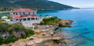 Faros Taverνα: Μια οικογενειακή γαστρονομική εμπειρία με φόντο το Αιγαίο