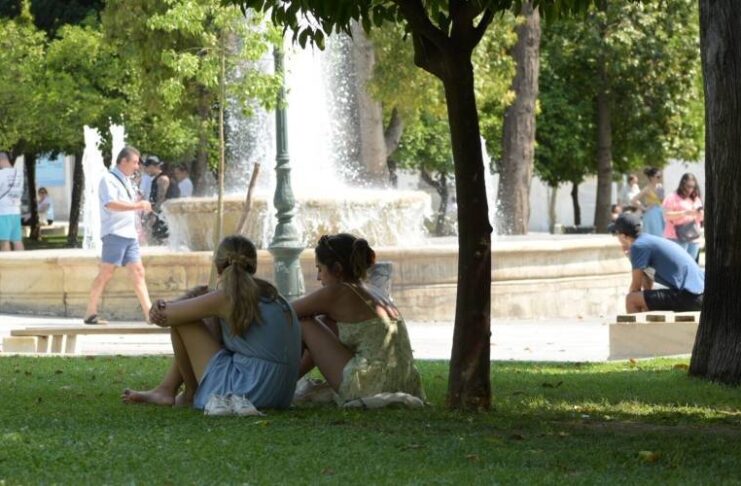 Σε κλοιό καύσωνα η χώρα: Έρχεται και αφρικανική σκόνη – Οι περιοχές που η θερμοκρασία θα ξεπεράσει τους 40°C