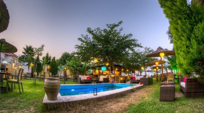 Rocaria Beach Bar: Ο απόλυτος all-day προορισμός για καφέ και cocktail μπροστά στο κύμα της Χαλκιδικής